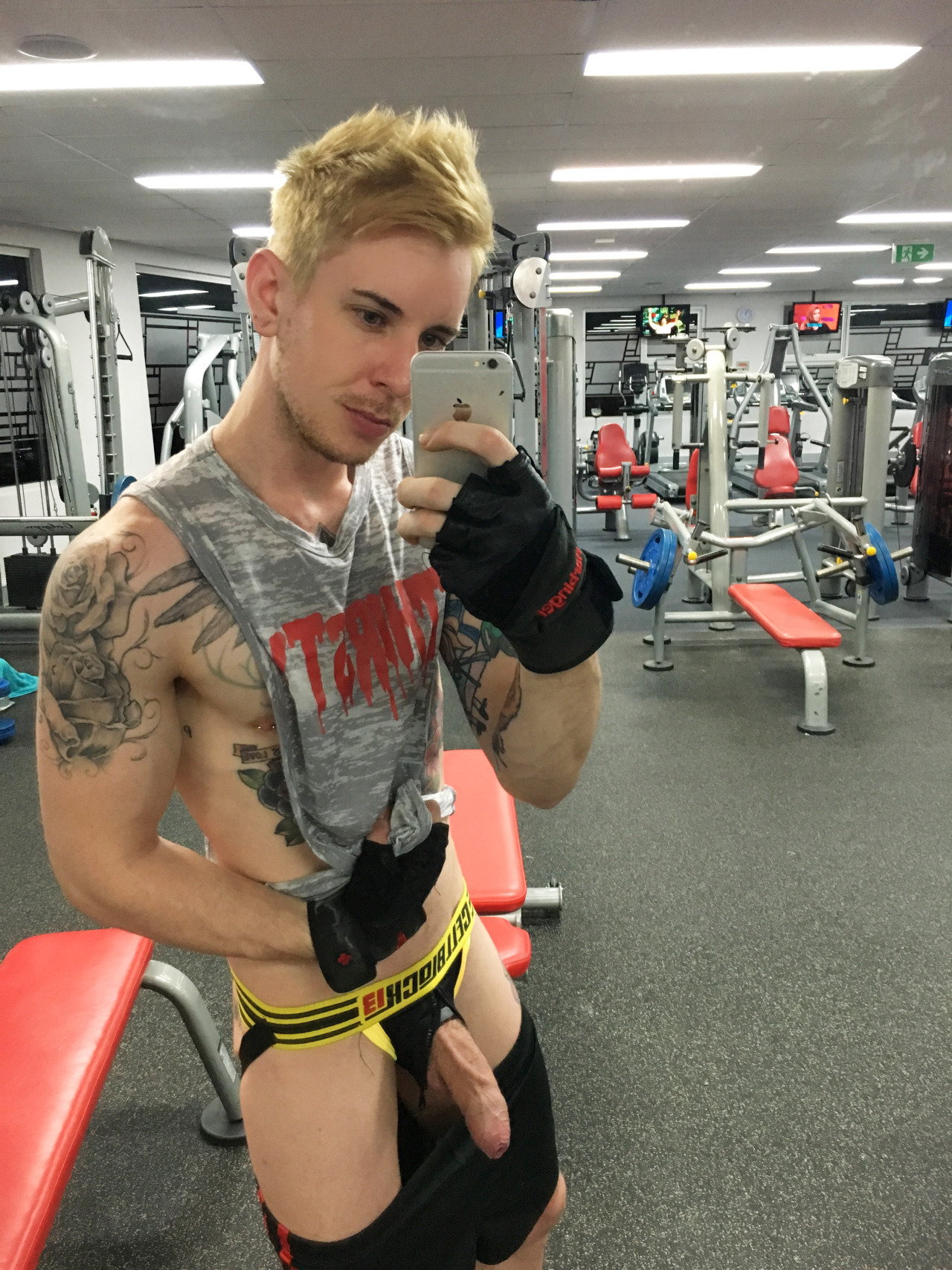 nude gym selfie guy
